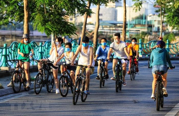 Thói quen hay xu hướng tập thể dục của người dân Thủ đô khó bỏ mặc dù đã có lệnh cấm. (Ảnh: Thành Đạt/TTXVN) 