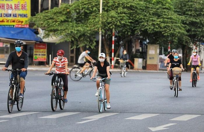  Từ 5h30 sáng 16/7 trên tuyến đường Văn Cao đã có khá đông người dân ra đường đạp xe tập thể dục. (Ảnh: Thành Đạt/TTXVN) 