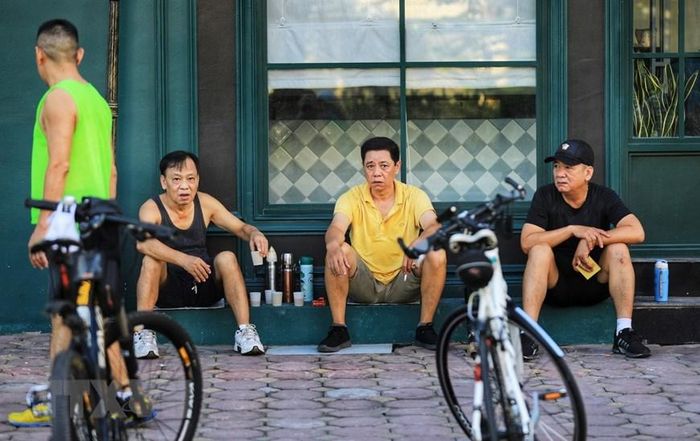  Tập thể dục xong người dân hồn nhiên tháo khẩu trang, tụ tập uống nước - chụp 7h sáng 16/7. (Ảnh: Thành Đạt/TTXVN) 