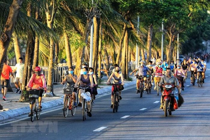  Cảnh tượng người dân thản nhiên đạp xe tập thể dục tại tuyến đường Lạc Long Quân - chụp 6h 30 phút sáng 16/7. (Ảnh: Thành Đạt/TTXVN) 