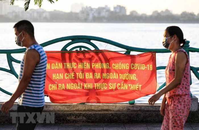  Dù đã tuyên truyền hạn chế ra đường, dừng triệt để các hoạt động vui chơi, tập thể dục, tụ tập đông người nhưng người dân vẫn phớt lờ lệnh cấm. (Ảnh: Thành Đạt/TTXVN) 