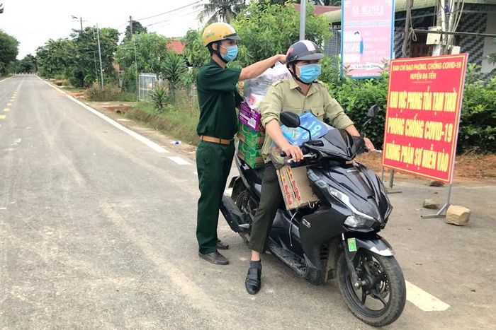 Hội CCB huyện Đạ Tẻh đi chợ giúp dân để góp phần phòng, chống dịch bệnh COVID-19 hiệu quả