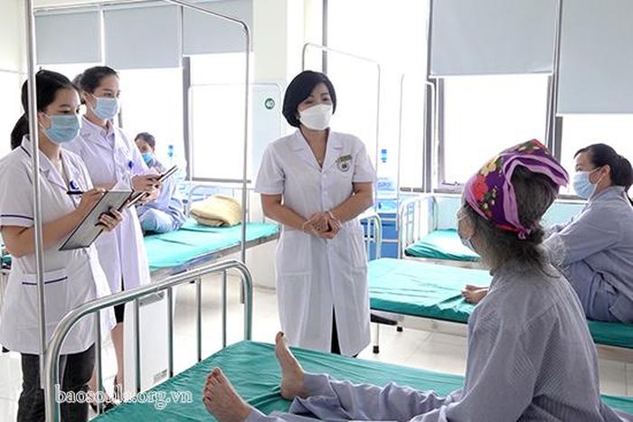 Cử nhân điều dưỡng, Thầy thuốc ưu tú Nguyễn Thanh Vân thăm hỏi sức khỏe bệnh nhân.