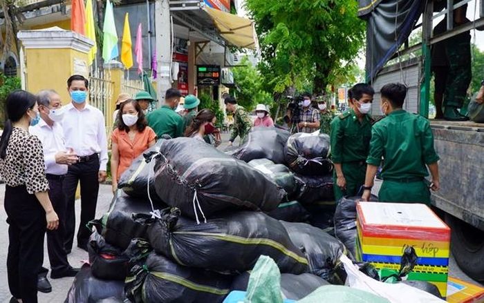 Gần 40 tấn hàng hóa, thực phẩm được tỉnh Thừa Thiên Huế vận chuyển vào tặng người dân TP Hồ Chí Minh vào chiều 16/7.