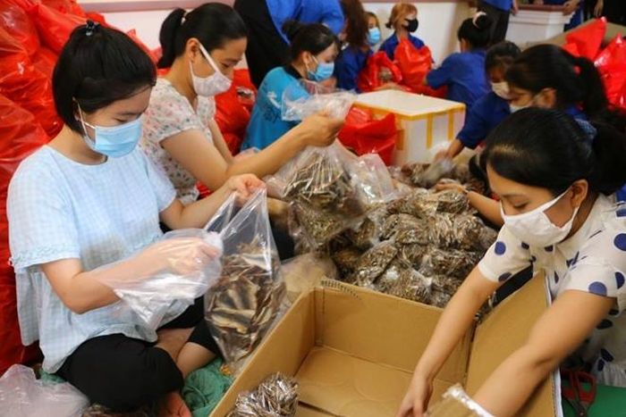 Các thành viên Hội Liên hiệp phụ nữ tỉnh Thừa Thiên Huế đóng gói thực phẩm khô để gửi vào TP Hồ Chí Minh.