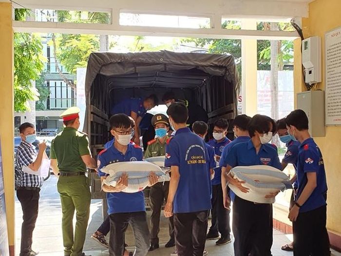 Đoàn Thanh niên Công an tỉnh Thừa Thiên Huế quyên góp, vận động 1 tấn gạo chuyển vào tặng người dân TP Hồ Chí Minh.