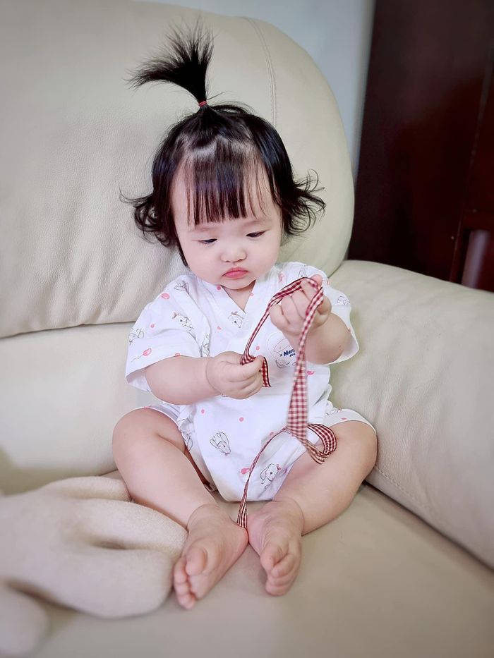 Bé Winnie ‘dỗi’: Tóc mình cũng dài lắm rồi mà không được Đông Nhi salon cắt cho