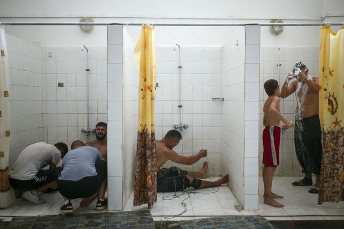  Các đô vật tắm rửa sạch sẽ sau ngày thi đấu mệt mỏi. 
