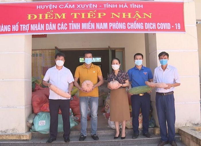Bà con huyện Cẩm Xuyên quyên góp lương thực, thực phẩm ủng hộ nhân dân các tỉnh miền nam chống dịch.