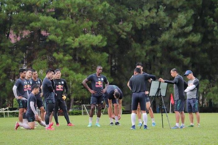 Cầu thủ HAGL tích cực tập luyện dù V-League 2021 chưa hẹn ngày trở lại.