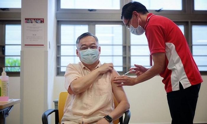 Bộ trưởng Y tế Singapore Gan Kim Yong tiêm vaccine Covid-19 hồi tháng Một. (Nguồn: Straits Times)