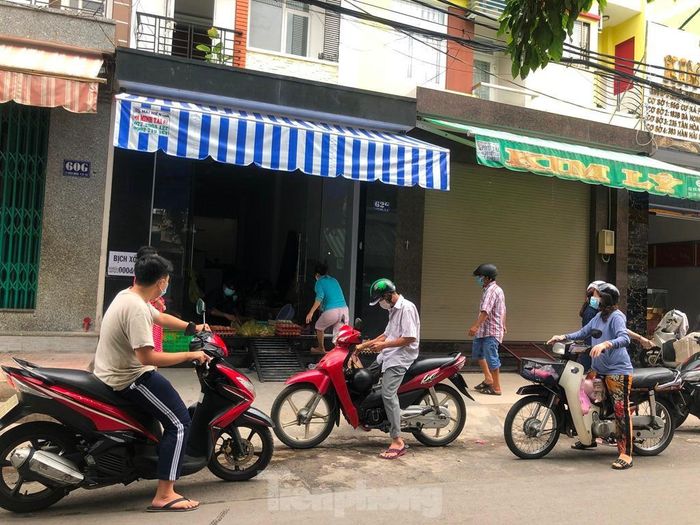Một điểm bán trứng tự phát ngay trong nhà, người mua rất đông. 
