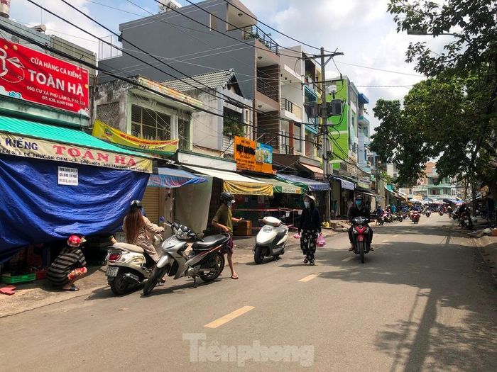 Khu cư xá Phú Lâm (Q.6, TPHCM) tự mở hàng bán tự phát nhộn nhịp cả một quãng đường...
