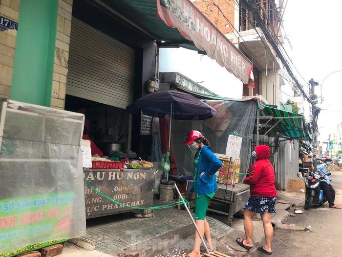 Nhiều nơi "ngụy trang" bằng cách chỉ mở một phần cửa, nhưng khách mua hàng gì cũng được phục vụ tối đa.