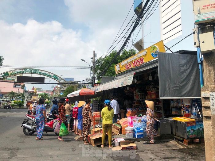 Trong khi đó, một điểm bán hàng tạm hóa cạnh chợ Nguyễn Tri Phương (Q.10, TPHCM) người mua bán tấp nập, không thực hiện giãn cách để phòng chống dịch COVID-19.