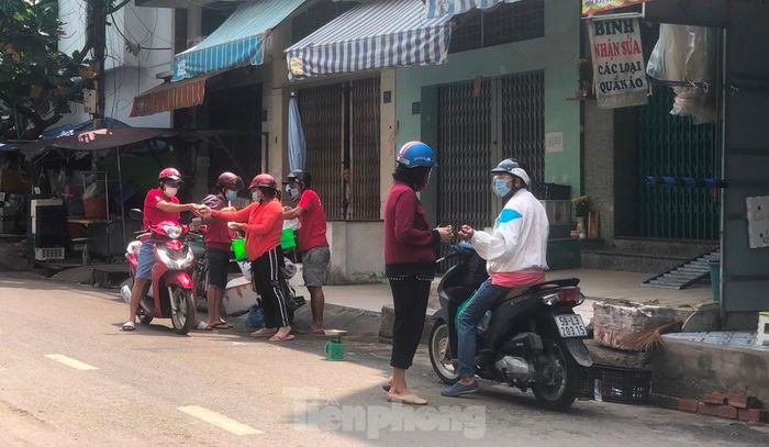 Hàng rong vừa bán vừa... chạy cũng xuất hiện trong thời điểm này. Một người bán cá sapa chất giỏ đầy trên xe máy, đi tới đâu bán hàng tới đó. Tầm 5-10 phút lại chạy đến nơi khác bán tiếp. 