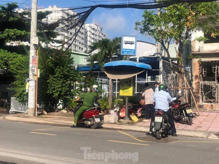 Sáng ngày 16/7, phát hiện một người bán hàng trên vỉa hè, lực lượng chức năng đã yêu cầu ngưng bán. Tuy nhiên, khi cơ quan chức năng đi khỏi, nhiều người lại tiếp tục bày hàng...