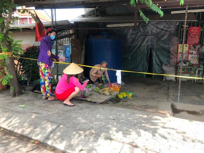 Một điểm hàng rong trên đường An Dương Vương (P.An Lạc, Q.Bình Tân,TPHCM) công khai bán cho khách.
