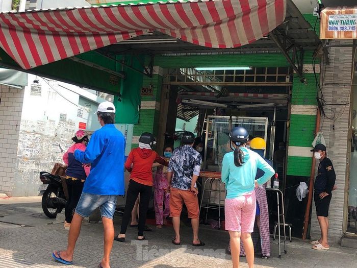 Mặc dù đã có quy định chỉ có siêu thị, cửa hàng tiện lợi và chợ truyền thống mới được bán hàng nhưng nhiều người vẫn vô tư bày hàng tại nhà để bán cho khách.