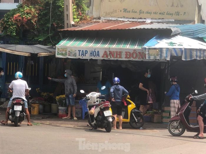 Dù là tiệm tạp hóa nhưng kinh doanh đủ các loại trái cây, rau củ, đồ khô... khách cần gì cũng có.