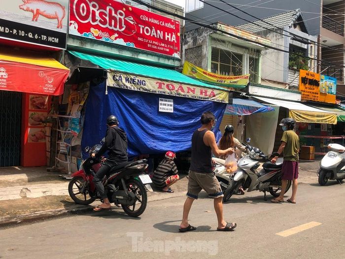 Cửa hàng bán "chui", khách cũng... chui xuống bạt để mua hàng