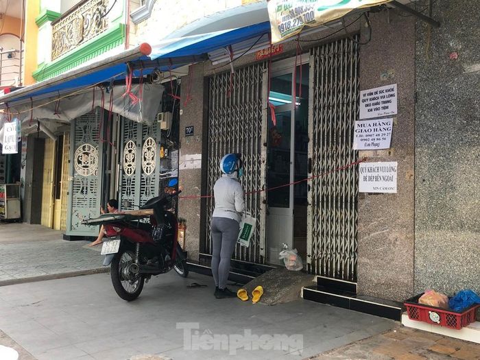 Một điểm bán hàng dù giăng dây, khép cửa im lim nhưng có khách gọi liền mở ra bán.