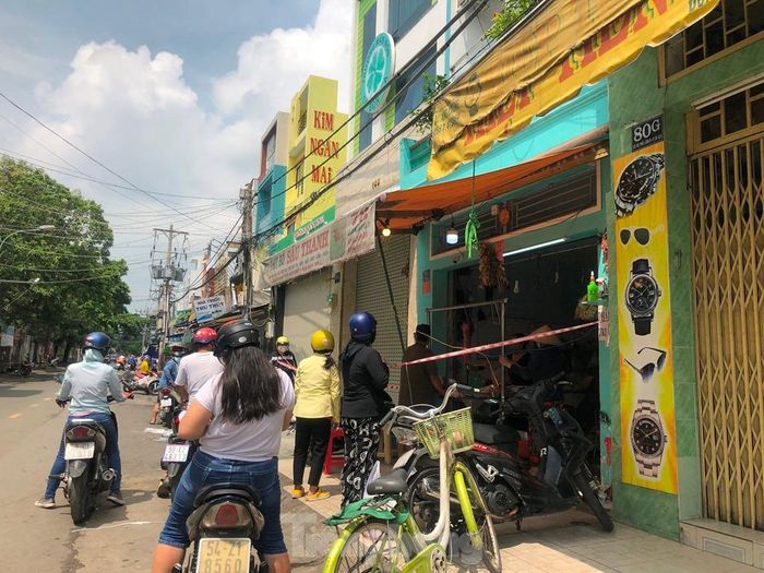Một tiệm thịt khác bán trong nhà cũng tấp nập khách.