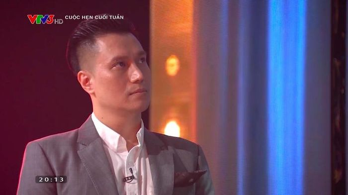Việt Anh theo dõi lại tóm tắt phần thi của mình ở 'Ai là triệu phú'. 