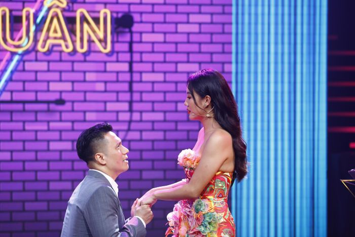  Việt Anh diễn với Văn Mai Hương.