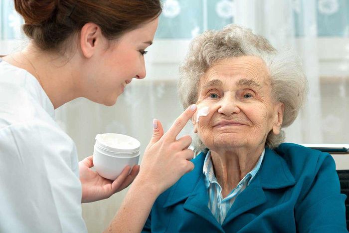 Theo đánh giá ở trong độ tuổi 60 -70, làn da sẽ có những thay đổi đáng kể như da trở nên khô hơn, mỏng hơn và bắt đầu trông giống như giấy. Các vết đốm đồi mồi, nếp nhăn xuất hiện nhiều. Làn da cũng thường dễ mắc các bệnh ngoài da và đổ mồ hôi ít hơn.