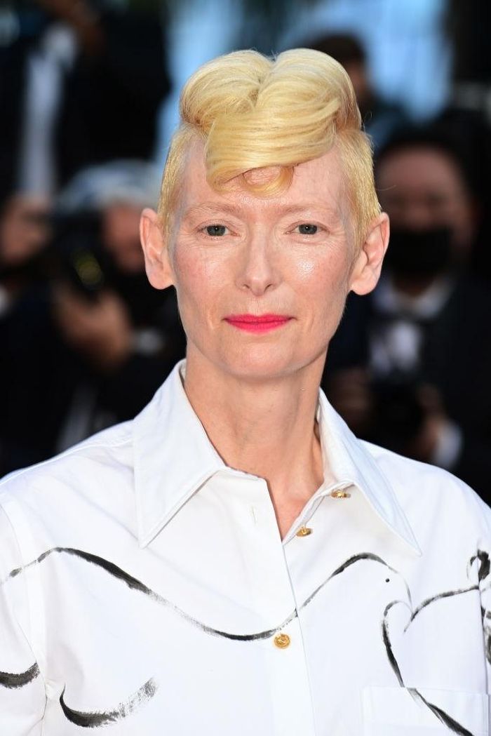 Minh tinh từng thắng giải Oscar Tilda Swinton có chiều cao 1,8 m đã trở thành nỗi ái ngại đối với những sao nam đứng cạnh. Năm nay, cô tiếp tục lăng xê phong cách menswear khi mix&match sơ mi họa tiết và quần ống suông.