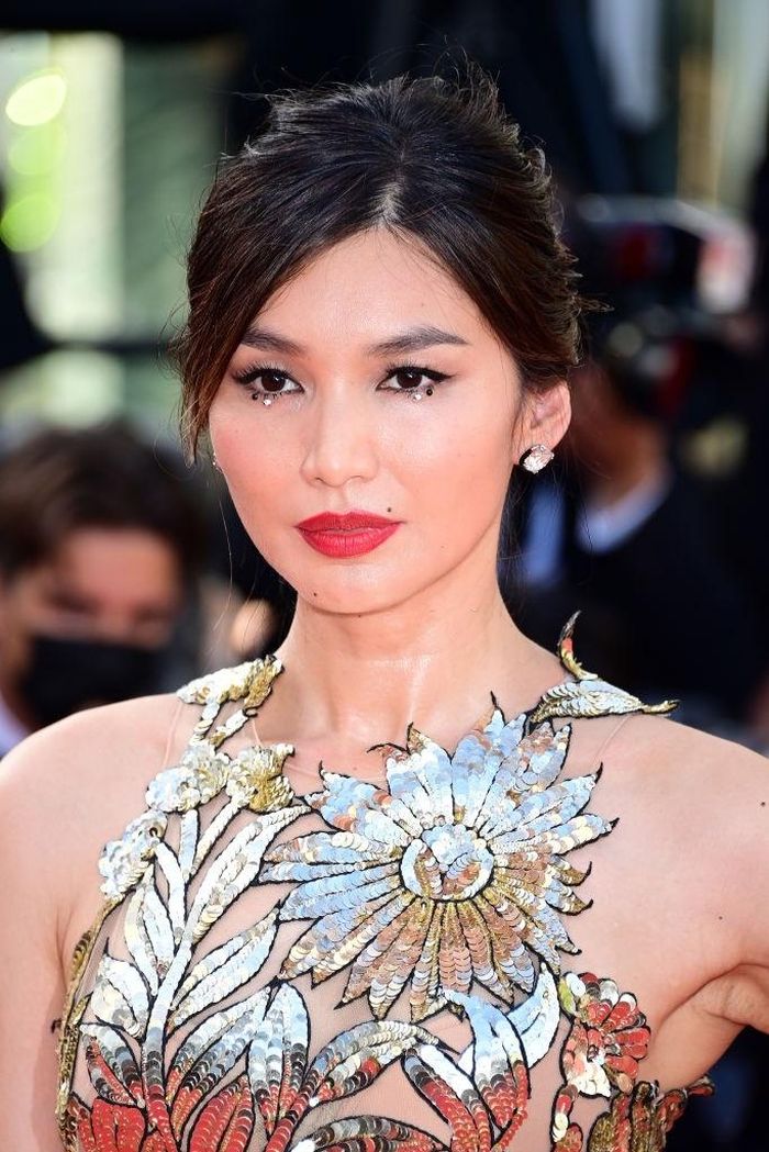 Gemma Chan búi tóc cao đơn giản vì trang phục ánh kim đã đủ cầu kỳ và tinh tế. Diễn viên gốc Á nổi tiếng qua các phim Crazy Rich Asians, Captain Marvel, Fantastic Beasts and Where to Find Them...