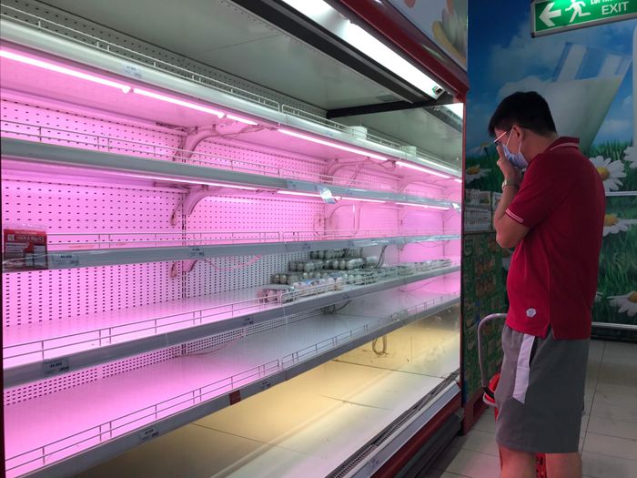  Kệ hàng thực phẩm tươi sống như thịt gà, ngan, lợn trống không lúc 21h tối 18/7 tại Siêu thị BigC Thăng Long trên đường Trần Duy Hưng, quận Cầu Giấy. Ảnh: Việt Linh. 