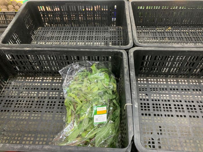 Tương tự là tại siêu thị Vinmart Đội Cấn (quận Ba Đình). Do vào thời điểm tối muộn, nhân viên không bổ sung thêm hàng. Nếu đến vào sáng hôm sau, các siêu thị thuộc hệ thống này cho biết vẫn đảm bảo đầy đủ thực phẩm phục vụ nhu cầu của khách. Ảnh: Thạch Thảo.