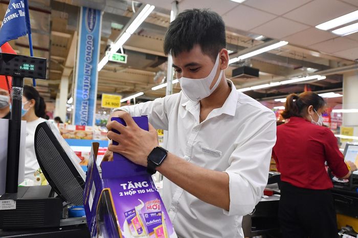  Nhân viên thu ngân Bùi Đình Tiệp cho biết anh làm việc từ 14h đến 22h vẫn chưa ngơi tay do hôm nay lượng khách quá đông. Anh chỉ kịp nghỉ ăn tối ít phút rồi lại phải bắt tay ngay vào phục vụ các "thượng đế". 