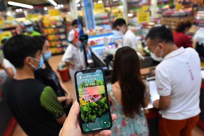  Trước thời gian đóng cửa 2 phút, siêu thị trên đường Lê Đức Thọ vẫn đông khách chờ thanh toán tại quầy. 