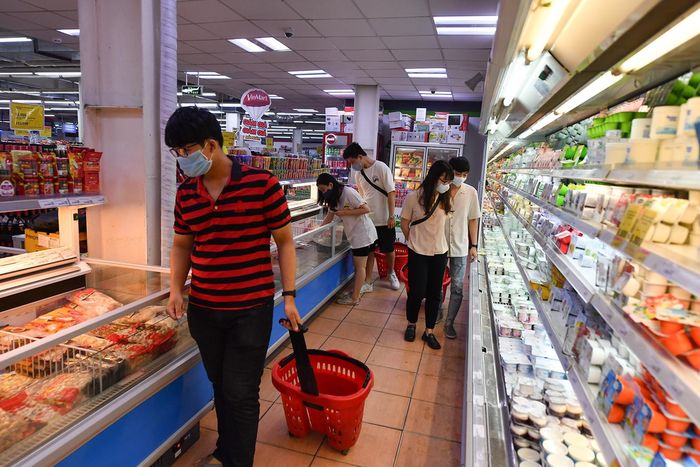  Anh Quý, Giám đốc siêu thị, cho biết tối nay đông khách hơn các ngày trước cùng thời điểm. Tuy nhiên, các buổi tối cuối tuần đều có lượng khách như thế này. Trung bình một hóa đơn thanh toán của tối 18/7 là 3,5 triệu đồng, chủ yếu là thực phẩm như mì tôm, gạo, thịt sữa và đồ đông lạnh. 