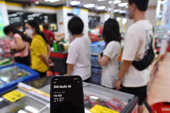  Dù 22h là thời gian đóng cửa theo quy định nhưng lúc 21h37, nhiều khách vẫn còn xếp hàng chờ thanh toán. Phía trong các gian bày hàng, lúc này vẫn có người mới đến lúi húi chọn lựa thực phẩm. 