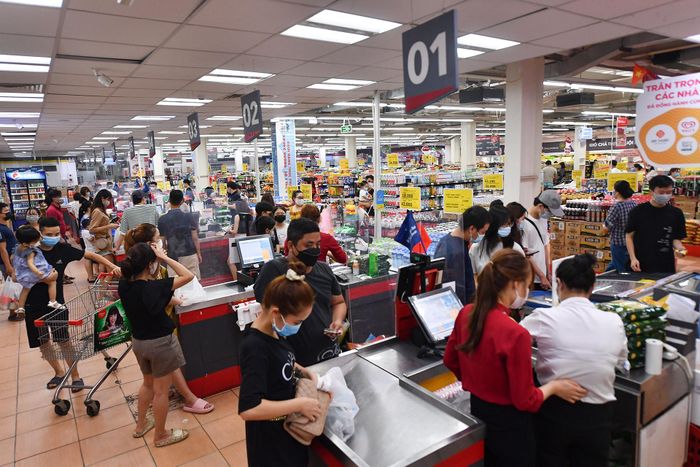  21h15 tại khu vực quầy thanh toán siêu thị Vinmart khác trên đường Lê Đức Thọ (quận Nam Từ Liêm), nhân viên bảo vệ cho biết khoảng 19-20h30, lượng người còn đông hơn thế này khá nhiều. 