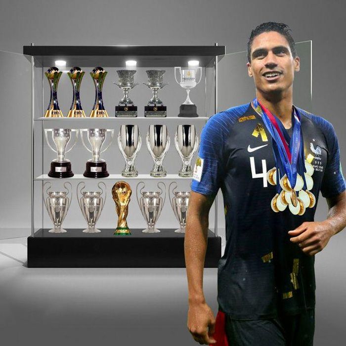 Cầu thủ 28 tuổi Raphael Varane có thể đá tốt cả sơ đồ 3 hậu vệ lẫn 4 hậu vệ bởi lối đá thông minh, đơn giản nhưng đầy hiệu quả. Ảnh Sky.