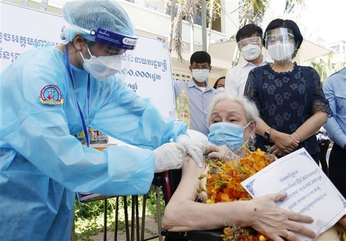 Nhân viên y tế tiêm vaccine ngừa COVID-19 cho người dân tại Phnom Penh, Campuchia. Ảnh: THX/TTXVN