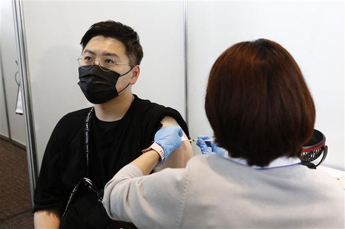 Nhân viên y tế tiêm vaccine ngừa COVID-19 cho người dân tại Tokyo, Nhật Bản. Ảnh: AFP/TTXVN