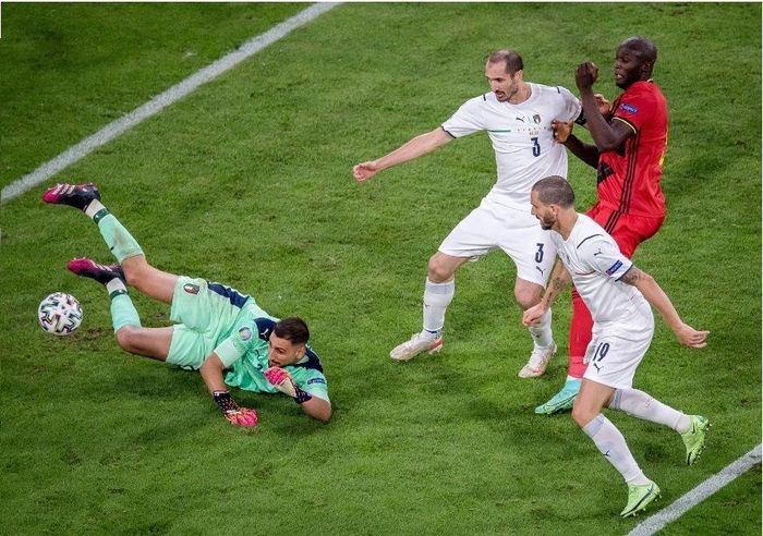 Họ tạo thành lá chắn thép trước khung thành Donnarumma