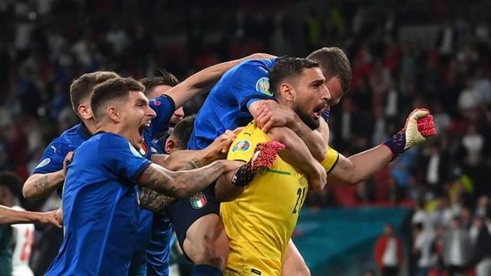 Hậu vệ Italia nhiều người lừng danh sân cỏ thế giới, đẹp người, đẹp mã, thi đấu dũng mãnh vô song. Ảnh: Báo Nhân dân