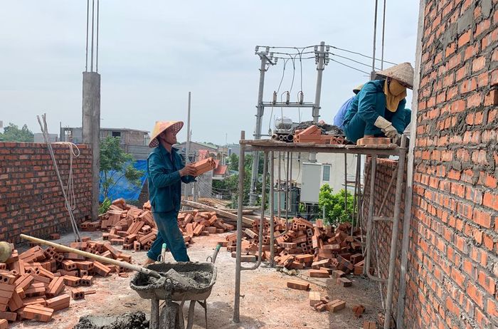 Nhiều đội thợ xây thường bắt đầu công việc vào sáng sớm để tránh nắng.