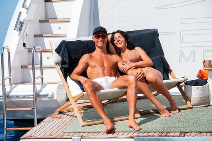 Ronaldo đang đi nghỉ mát cùng gia đình. ẢNH: DAILY STAR