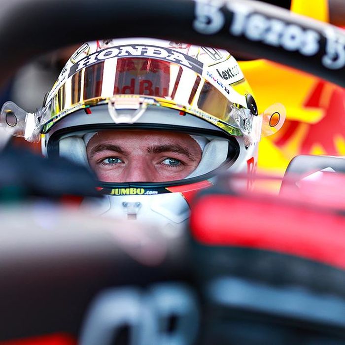 Dù gặp tai nạn và không thể đua tiếp, nhưng Max Verstappen vẫn đang dẫn đầu bảng tổng sắp với 8 điểm hơn Hamilton