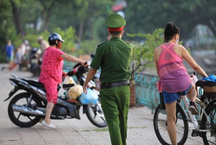 Lực lượng công an phường Thụy Khuê nhắc nhở người dân không tập thể dục tại đường Thanh Niên (Ảnh chụp 6h sáng 19/7)