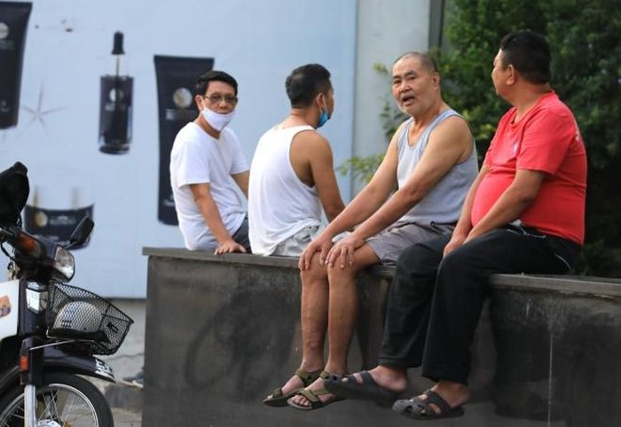 Tập thể dục xong người dân hồn nhiên tháo khẩu trang, tụ tập phớt lờ lệnh cấm (Ảnh chụp 6h30 sáng 19/7)