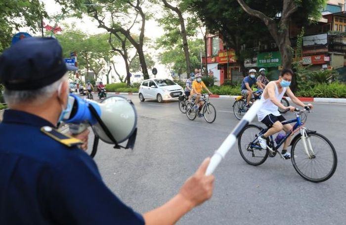 Lực lượng dân phòng liên tục gọi loa nhắc nhở người dân không đạp xe tập thể dục tại đường Thanh Niên (Ảnh chụp 6h sáng 19/7)